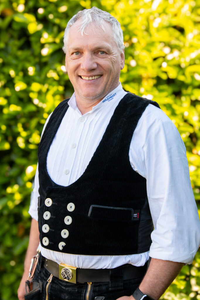Mann in traditioneller Handwerkerkleidung der Dachdecker-Innung Stade vor grünem Hintergrund